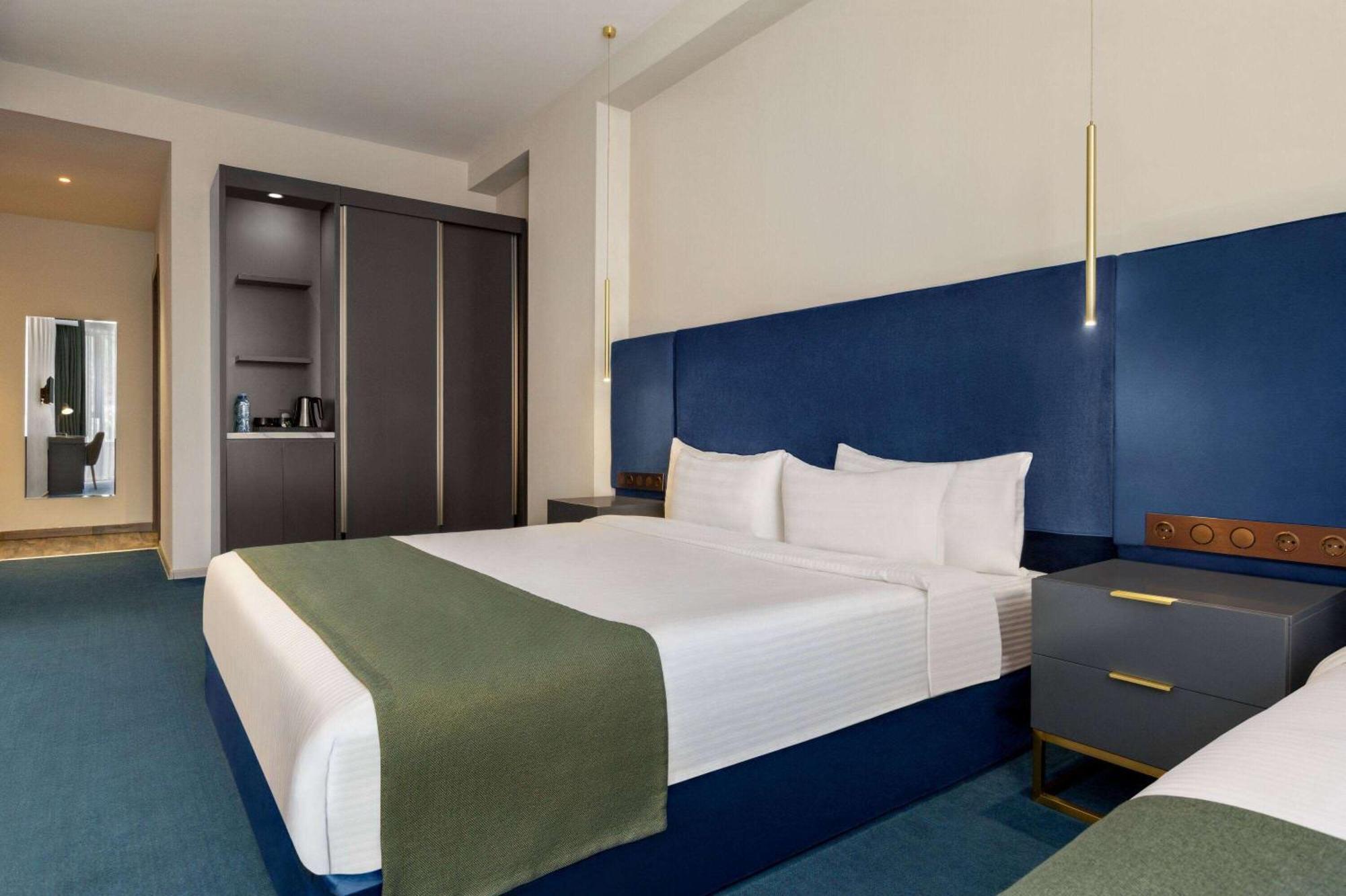 Ramada By Wyndham Tbilisi Old City Екстериор снимка