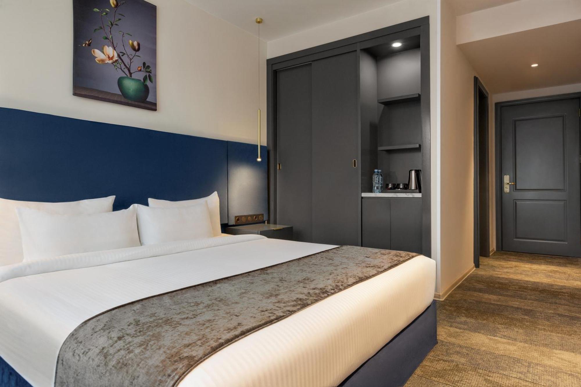 Ramada By Wyndham Tbilisi Old City Екстериор снимка