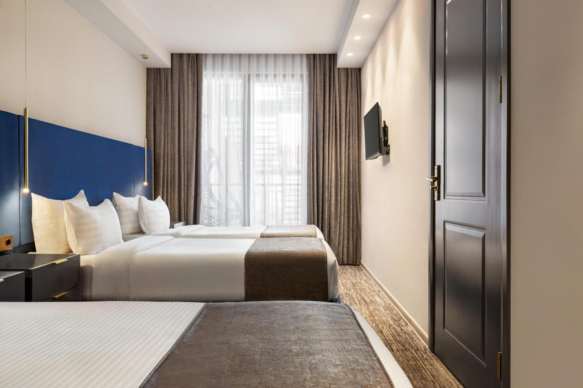 Ramada By Wyndham Tbilisi Old City Екстериор снимка
