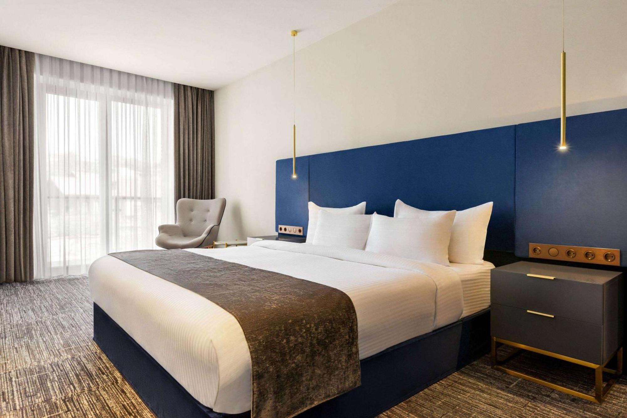 Ramada By Wyndham Tbilisi Old City Екстериор снимка