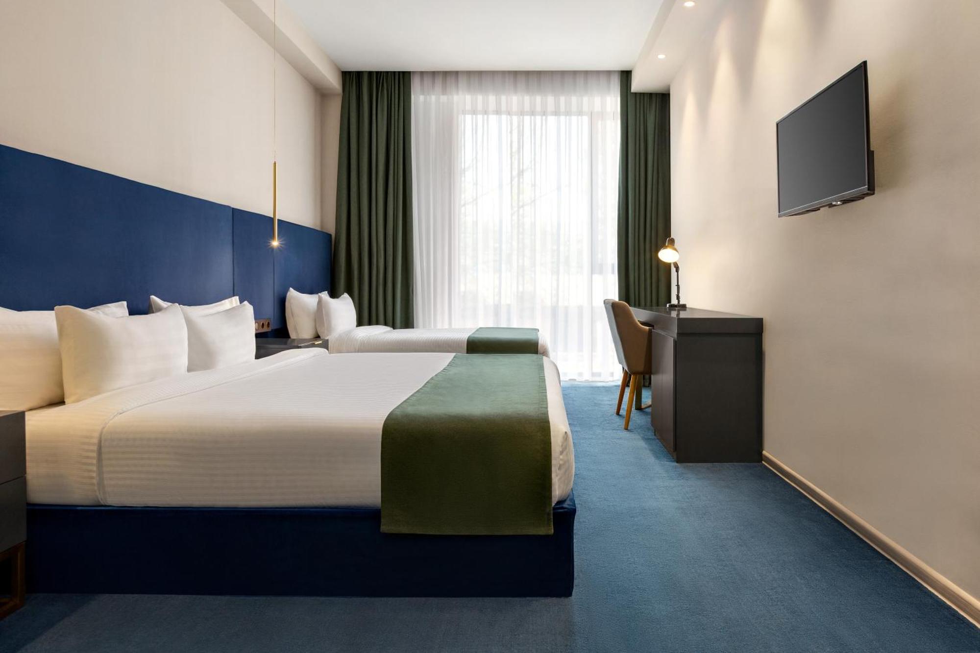 Ramada By Wyndham Tbilisi Old City Екстериор снимка
