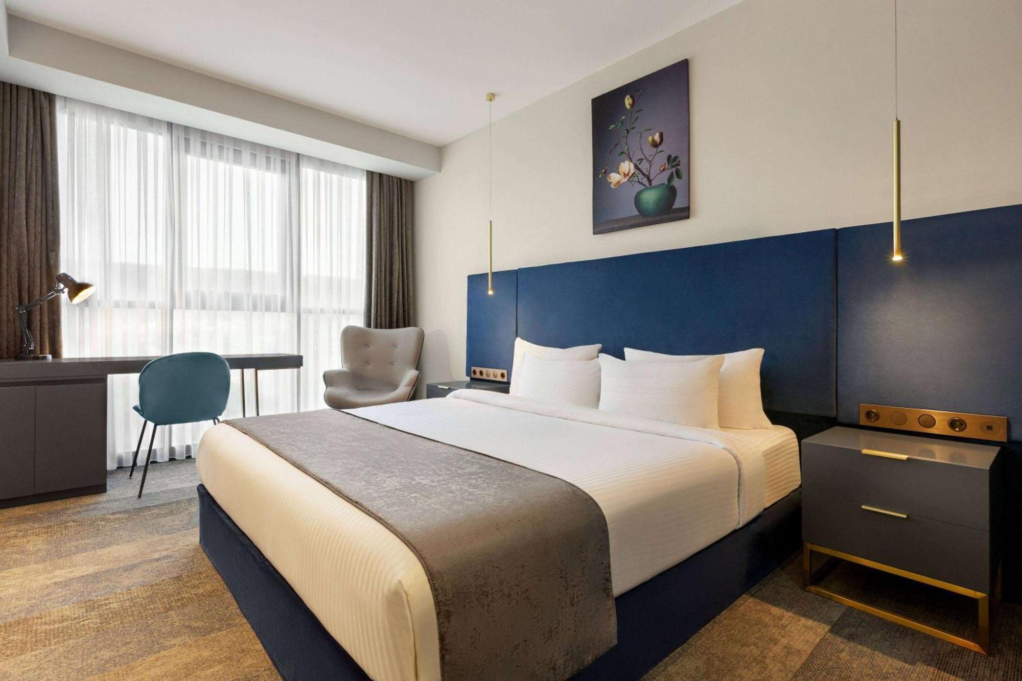 Ramada By Wyndham Tbilisi Old City Екстериор снимка
