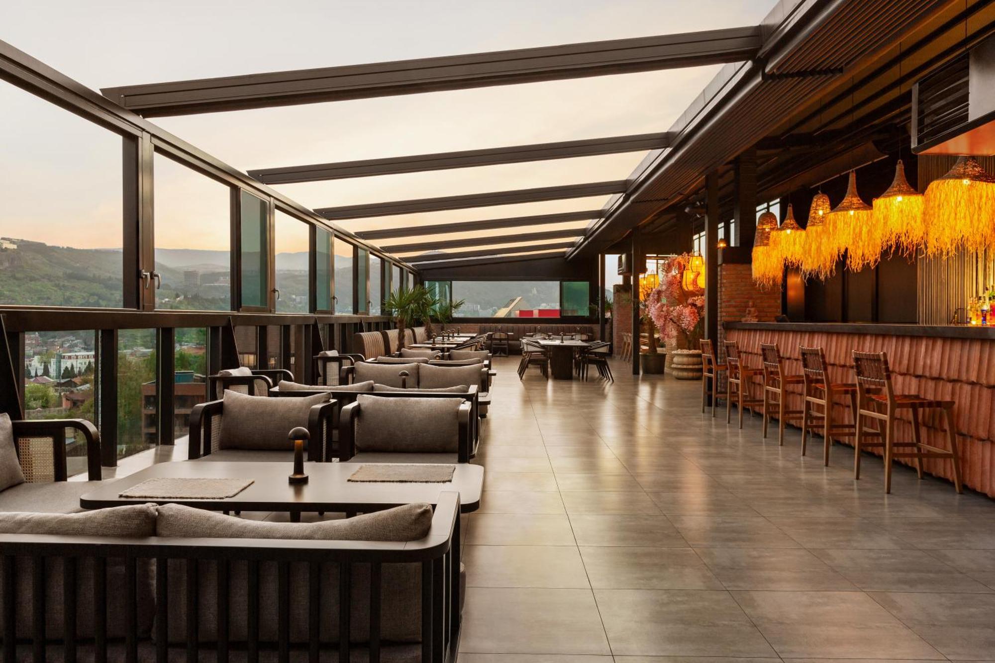 Ramada By Wyndham Tbilisi Old City Екстериор снимка