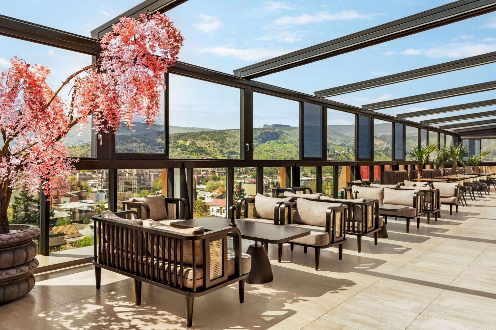 Ramada By Wyndham Tbilisi Old City Екстериор снимка